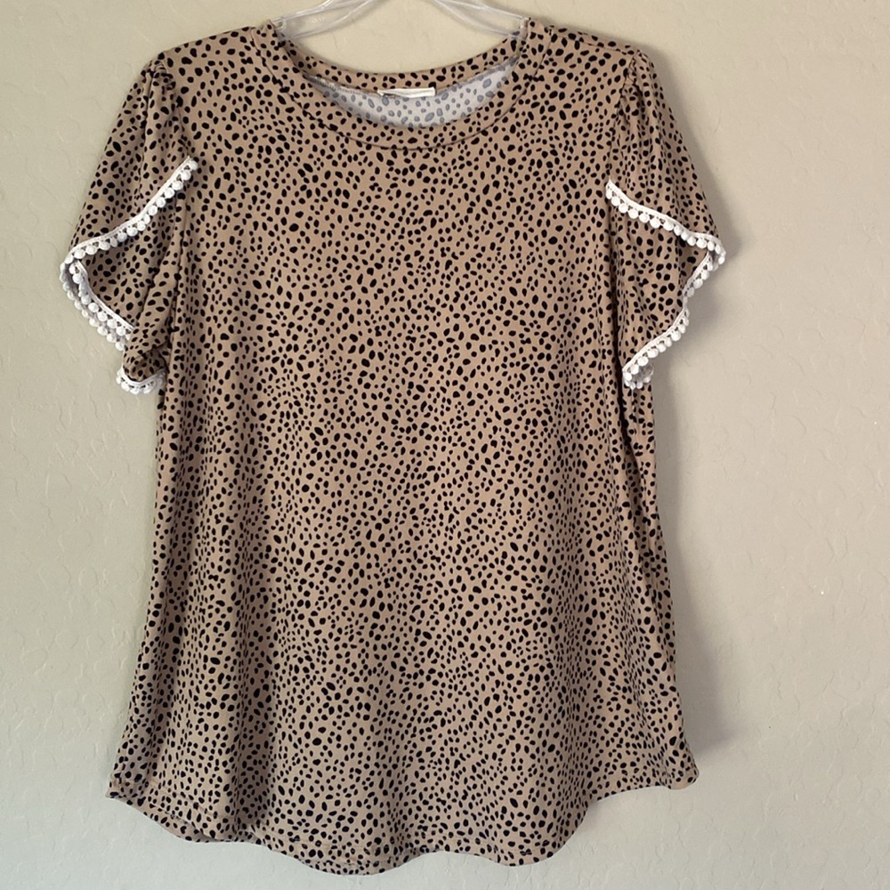 REB.in J, large, spot print with embroidered tulip sleeves